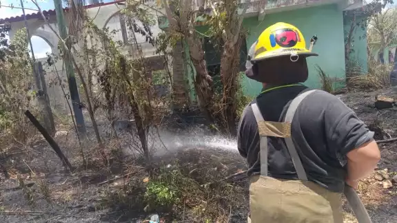 Bomberos sofoca conato de incendio en la Revolución. Bomberos sofoca conato de incendio en la Revolución.