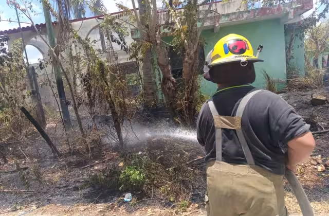Bomberos sofoca conato de incendio en la Revolución.