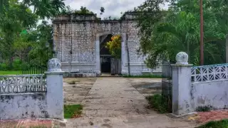 La mayoría de las paredes del sitio están cuarteadas y generan un peligro para los feligreses