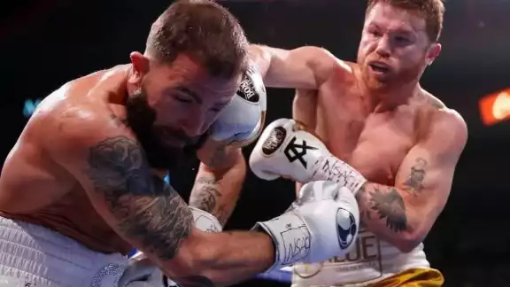 Saúl Canelo Álvarez se convirtió en el primer boxeador en ser campeón absoluto en su división Saúl Canelo Álvarez se convirtió en el primer boxeador en ser campeón absoluto en su división