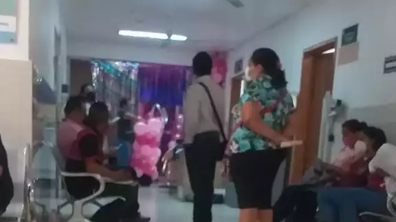 En el lugar se encontraban cerca de 20 personas que esperaban ser atendidas En el lugar se encontraban cerca de 20 personas que esperaban ser atendidas