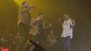 La banda y el rapero interpretaron su éxito "Qué maldición", canción que fue un éxito durante 2020 por la inesperada combinación de géneros musicales