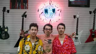 Los Jonas Brothers vinieron a México para llevar a cabo un concierto en la capital del país, donde sus seguidores les regalaros peluches del Dr. Simi