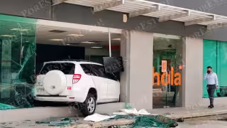 Camioneta choca y termina dentro de Banregio sobre Prolongación Montejo