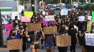 Las mujeres marcharon hacia la Fiscalía General de Quintana Roo donde planean llegar en punto de las 17:00 horas Foto: @Tatiana39737596