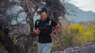 El maratonista mexicano, Germán Silva, se prepara para correr entre 40 y 50 kilómetros diarios desde el norte del país hasta Cancún