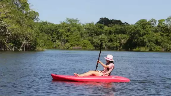 El parque se encuentra rodeado por la vegetación y el caudaloso río Candelaria en Campeche