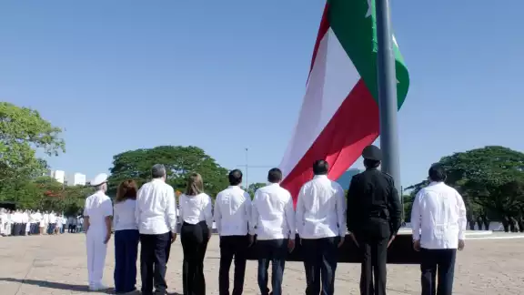 La Bandera de Yucatán no suele ser izada debido a que no tiene validez La Bandera de Yucatán no suele ser izada debido a que no tiene validez