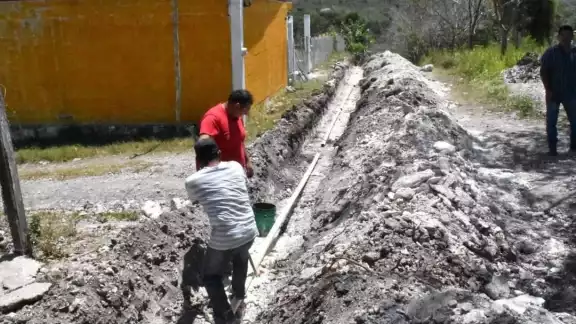 El tipo de suelo de las comunidades es de yeso, lo que afecta la instalación de tuberías El tipo de suelo de las comunidades es de yeso, lo que afecta la instalación de tuberías
