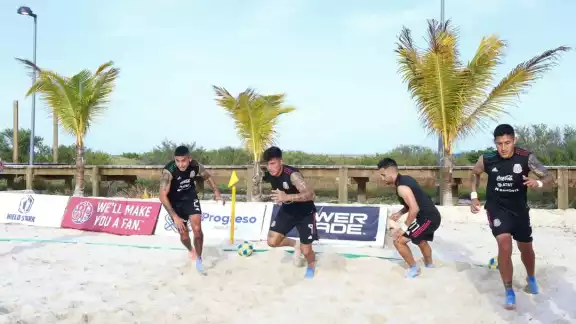 La Selección Nacional de Futbol de Playa se encuentra en concentración dentro del puerto de Progreso La Selección Nacional de Futbol de Playa se encuentra en concentración dentro del puerto de Progreso