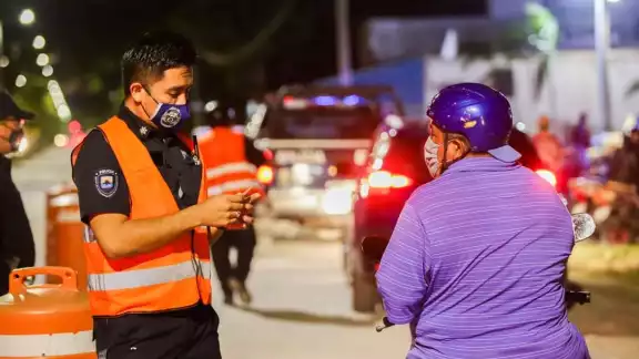Autoridades policiacas revisarán que los conductores no conduzcan con aliento alcohólico para evitar algún tipo de accidente Autoridades policiacas revisarán que los conductores no conduzcan con aliento alcohólico para evitar algún tipo de accidente