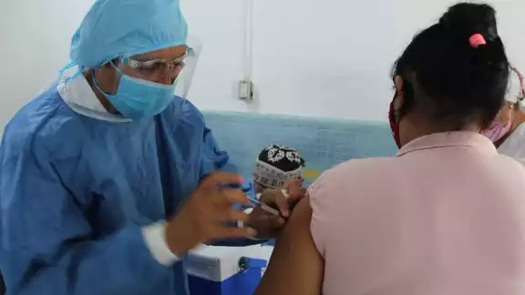 Cada persona que recibió la vacuna ha sido monitoreada por médicos y científicos de forma continua Cada persona que recibió la vacuna ha sido monitoreada por médicos y científicos de forma continua