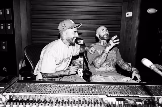 Maluma y Adan Levine compartieron una foto en la que aparecen en un estudio de grabación. Foto: Instagram