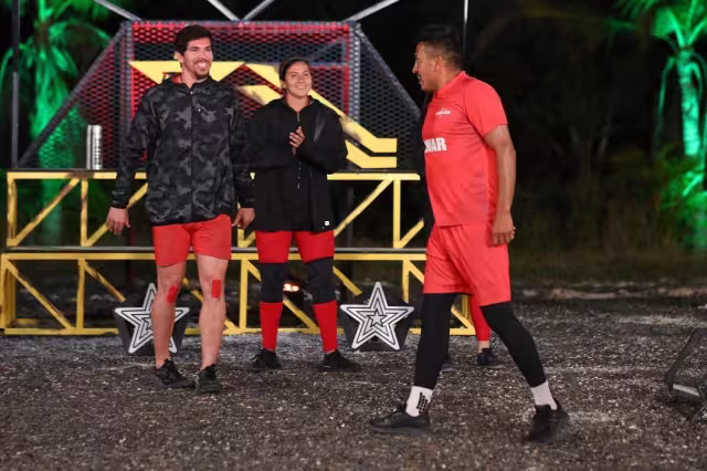 Un participante abandona este domingo la competencia en Exatlón México