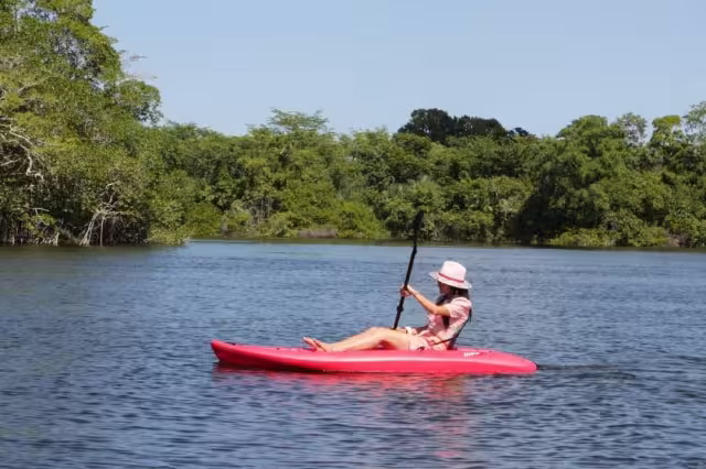 El parque se encuentra rodeado por la vegetación y el caudaloso río Candelaria en Campeche