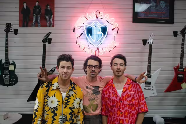 Los Jonas Brothers vinieron a México para llevar a cabo un concierto en la capital del país, donde sus seguidores les regalaros peluches del Dr. Simi