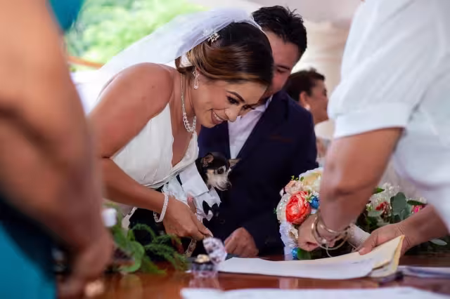 El perrito dejó su huella en el acta de matrimonio