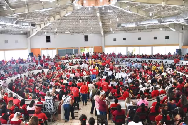 El presidente nacional de PRI organizó eventos masivos ante cientos de personas.