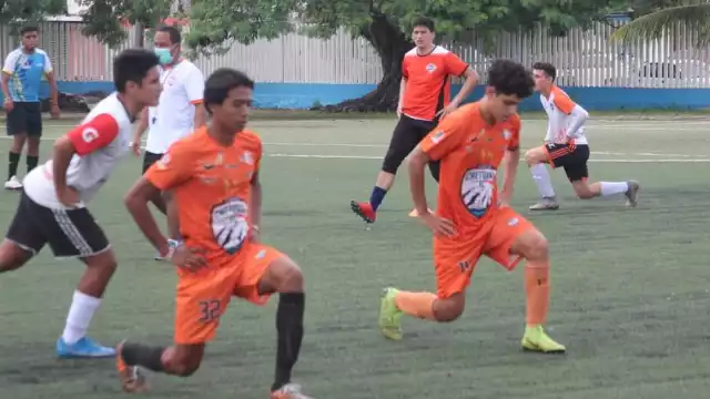 Las labores continuaron inmediatamente con el primer entrenamiento del equipo bajo la mirada de su nuevo entrenador