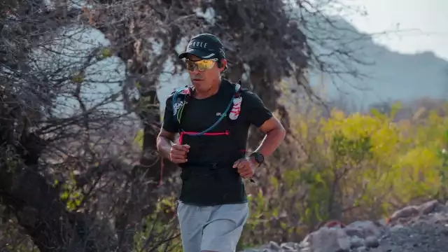 El maratonista mexicano, Germán Silva, se prepara para correr entre 40 y 50 kilómetros diarios desde el norte del país hasta Cancún