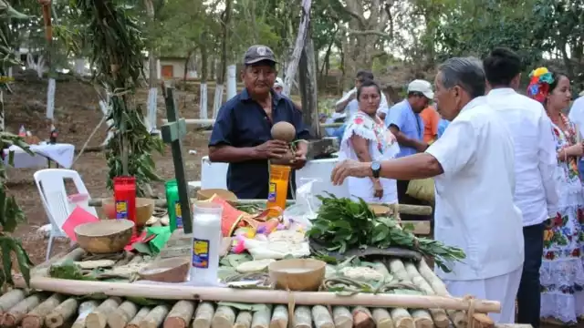 El altar es decorado con símbolos prehispánicos y católicos