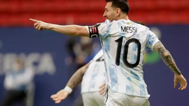 Debido a la descarga de patas en contra del número 10 de Argentina, Messi terminó con el tobillo ensangrentado