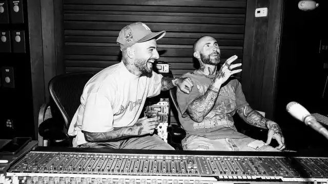 Maluma y Adan Levine compartieron una foto en la que aparecen en un estudio de grabación. Foto: Instagram