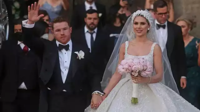 Los nuevos esposos derrocharon amor frente a los fans