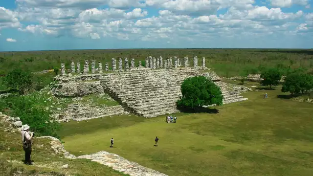 Estas antiguas ruinas fueron el asentamiento de la ciudad maya y cuentan con la única desfibradora de henéquen