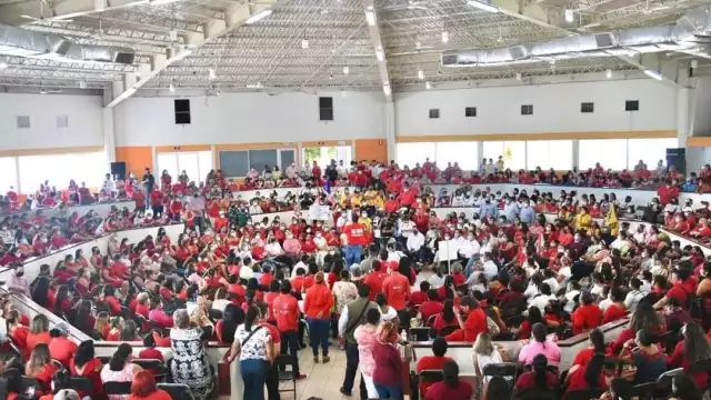 El presidente nacional de PRI organizó eventos masivos ante cientos de personas.