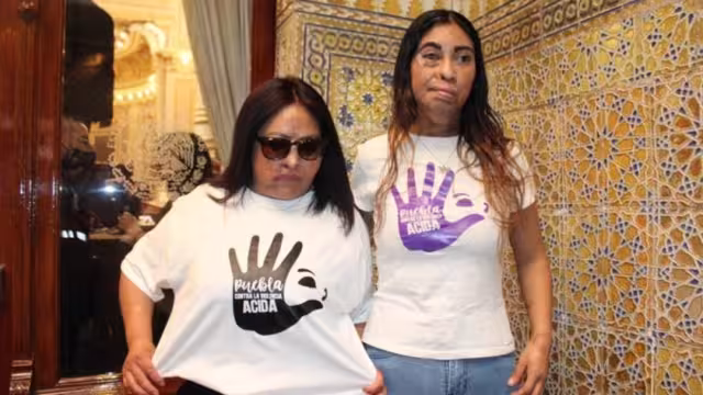 En el Congreso de Puebla se discute la aprobación de la Ley Ácida, al recinto acude María Elena Ríos.