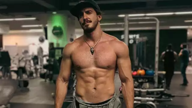 Aristeo compartió historias de Instagram en las que sale junto a su nueva pareja, donde se le vió contento