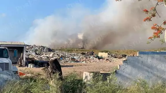 El incendio continúa generando una humareda muy grande El incendio continúa generando una humareda muy grande