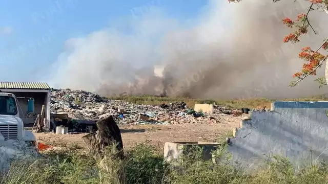 El incendio continúa generando una humareda muy grande