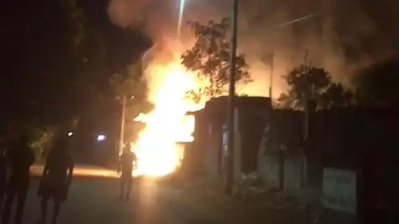 La palapa incendiada fungía como oficinas de los Servidores de la Nación en Felipe Carrillo Puerto La palapa incendiada fungía como oficinas de los Servidores de la Nación en Felipe Carrillo Puerto