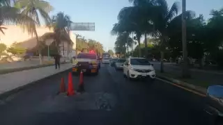 El carril del Boulevard Kukulcán en la Zona Hotelera de Cancún quedó cerrado parcialmente, por lo que se espera tráfico lento