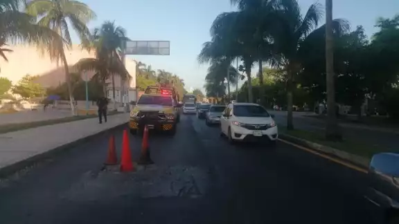 El carril del Boulevard Kukulcán en la Zona Hotelera de Cancún quedó cerrado parcialmente, por lo que se espera tráfico lento El carril del Boulevard Kukulcán en la Zona Hotelera de Cancún quedó cerrado parcialmente, por lo que se espera tráfico lento
