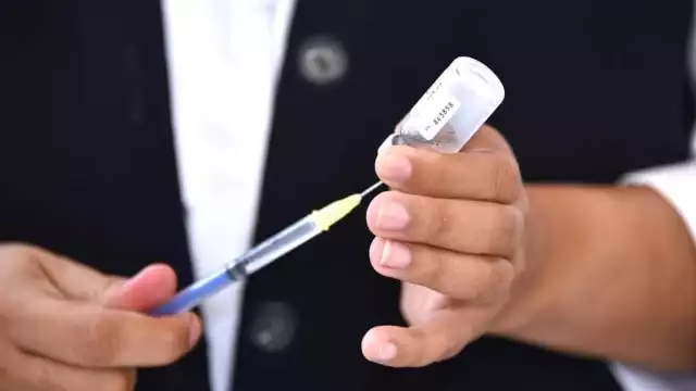 Largas filas se hacen para poder comprar la vacuna contra el COVID-19 en las farmacias