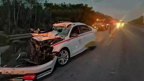El taxi fue reportado como pérdida total y se busca a su chofer; mientras fue remolcado por una grúa para desbloquear el carril en Tulum El taxi fue reportado como pérdida total y se busca a su chofer; mientras fue remolcado por una grúa para desbloquear el carril en Tulum