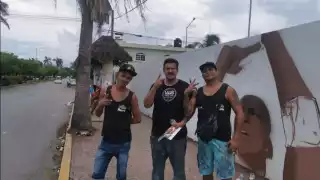 'Dizzer One' (Izq.) llegó a Quintana Roo para realizar un mural, contratado por un cliente privado en Cancúnj