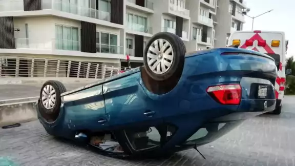 El automovilista fue sacado del vehículo volcado en Puerto Cancún y llevado a un hospital debido a sus lesiones El automovilista fue sacado del vehículo volcado en Puerto Cancún y llevado a un hospital debido a sus lesiones