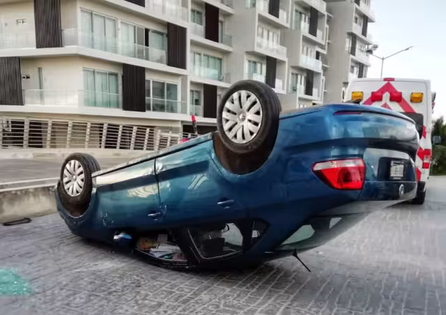 El automovilista fue sacado del vehículo volcado en Puerto Cancún y llevado a un hospital debido a sus lesiones