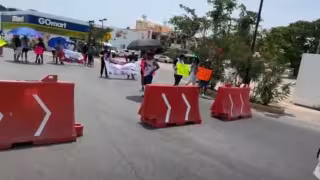 Manifestantes bloquean el acceso norte de Tulum por exigencia de playas libres