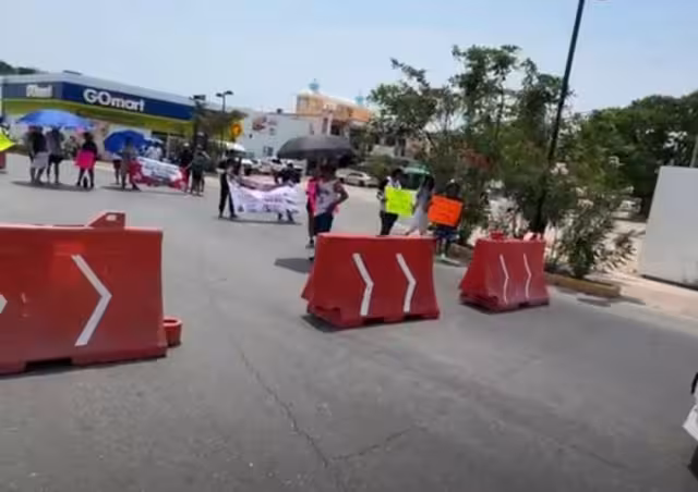 La manifestación incluyó bloqueos intermitentes a la altura de la glorieta de las Ruinas, generando retrasos