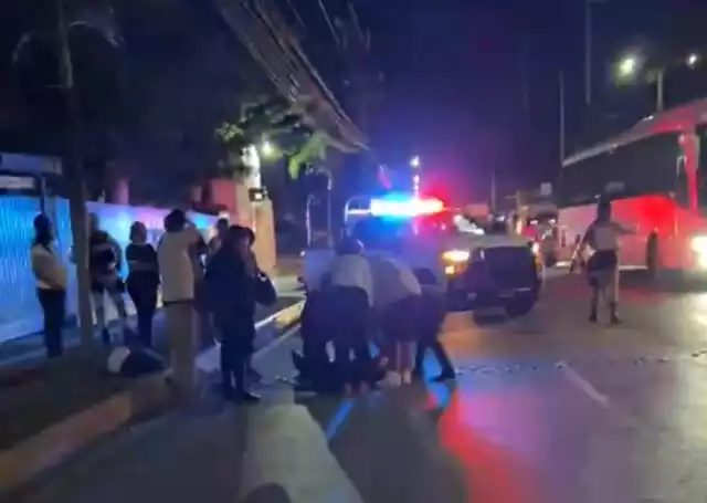 Vecinos del lugar se aproximaron para ayudar a la mujer en desgracia.