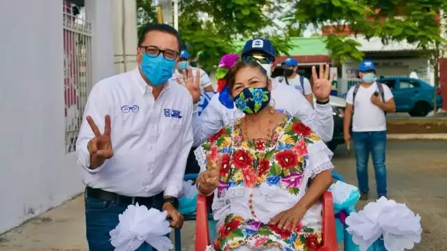 Con música de charanga, al ritmo de “3x4”, asomaron alegres jaraneros y triciclos decorados con símbolos de la vaquería
