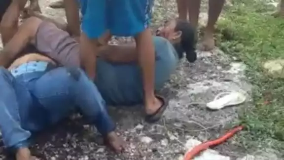 Una mujer hirió a otra con una pinza Una mujer hirió a otra con una pinza