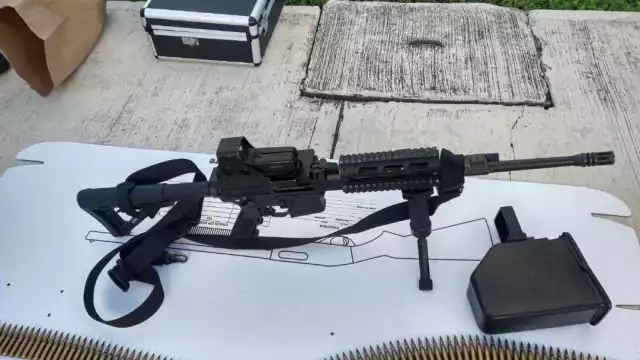 El arma fue localizado en el interior de una camioneta Toyota, tipo Hilux