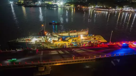 La embarcación quedó pegada junto al puente