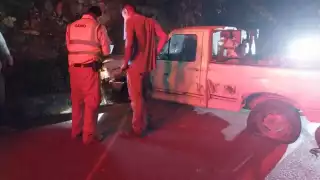 Camioneta se sale de la carretera Escárcega-Villahermosa por exceso de velocidad y poca visibilidad